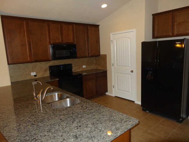 Foto del edificio - Beautiful 3 bedroom / 2 bathroom home in C...