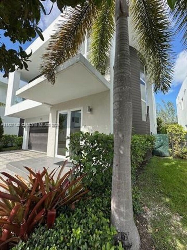 Building Photo - 7515 NW 97th Ct