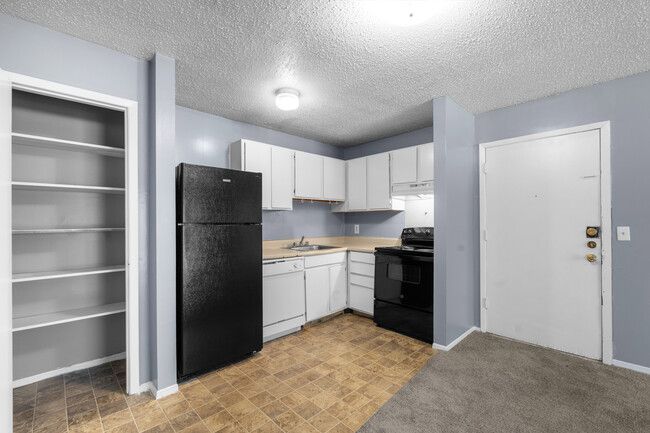 1x1 Kitchen - Creekside Apartments