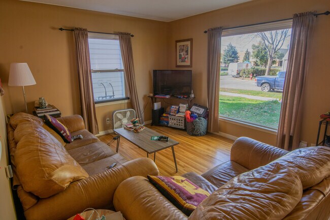 Living Room - 832 20th Ave SE