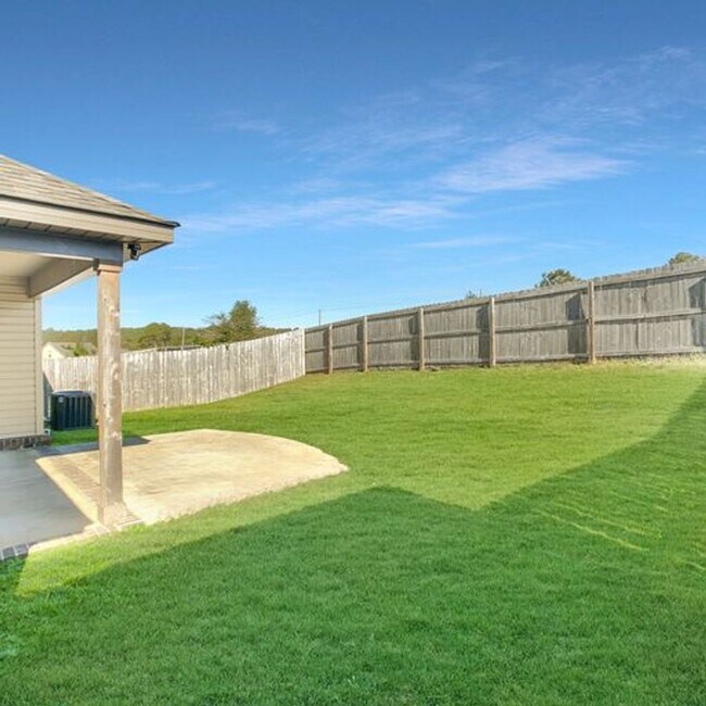 Building Photo - Beautiful 3 Bed 2 Bath Available in July!