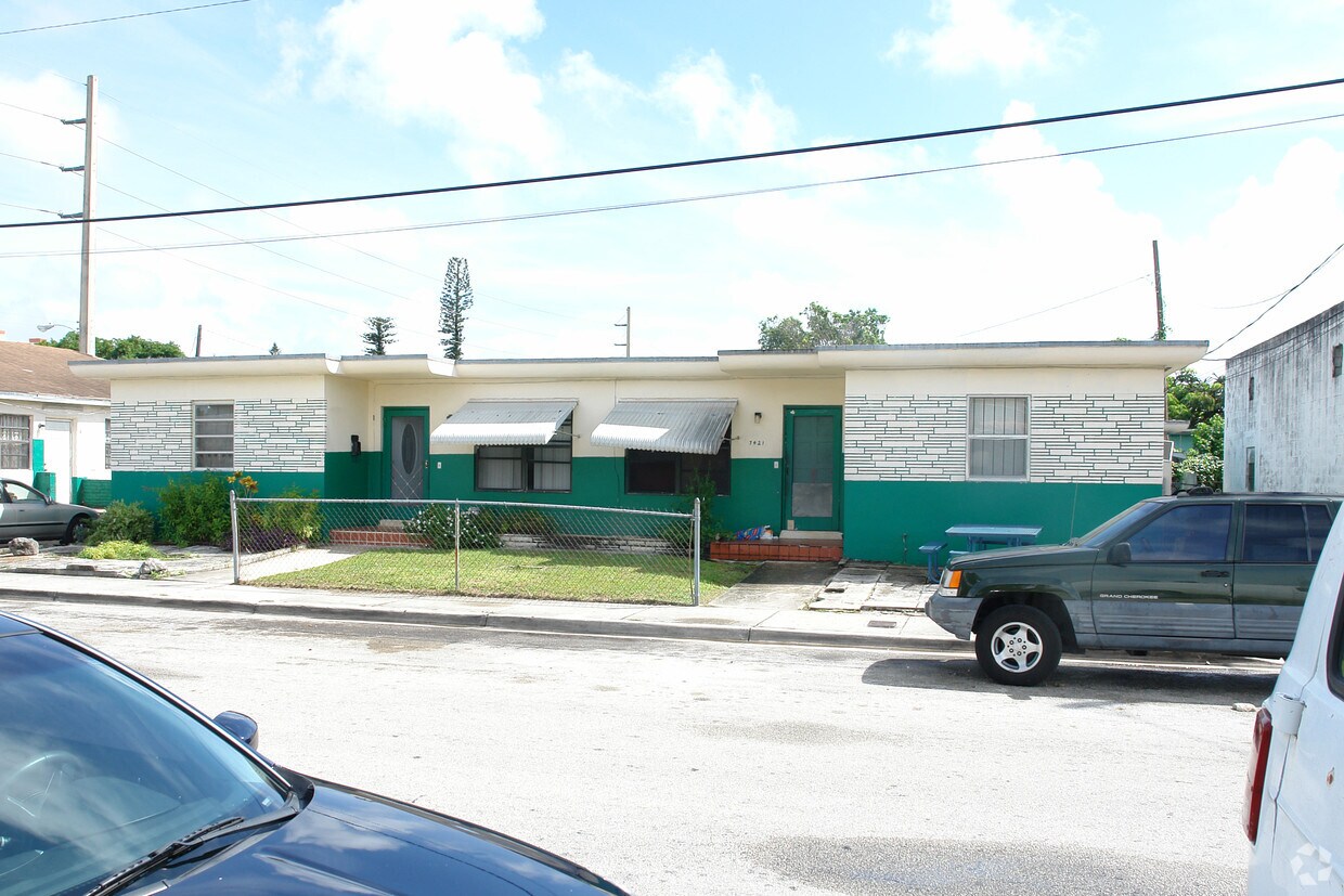 Building Photo - 7421 NW Miami Pl