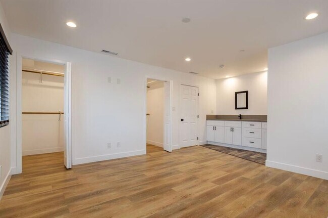 Building Photo - 1033 S Bonnie Beach Pl