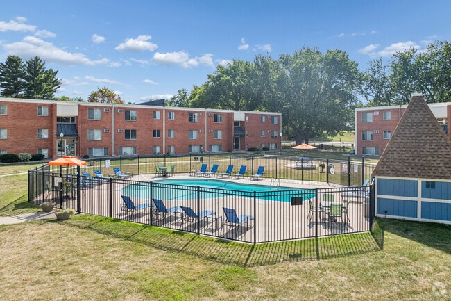 Outdoor Pool - Regency Park