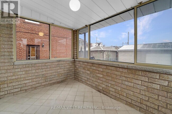 Photo du bâtiment - 151 Ascot Ave