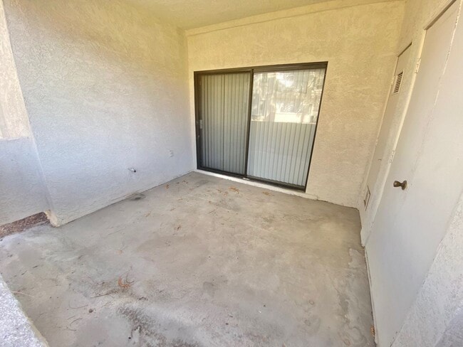 Building Photo - AMAZING CONDO UNIT! 2 BEDROOM / 2 FULL BAT...
