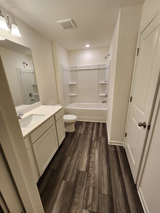 Baño secundario - 595 Magnolia Cir