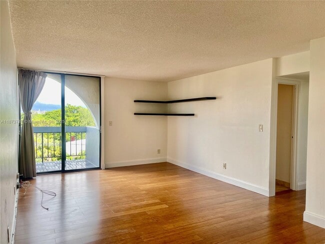 Foto del edificio - 2715 Tigertail Ave