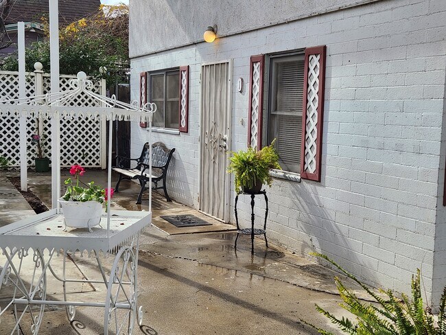 Entrance/Patio - 3235 Mulberry St