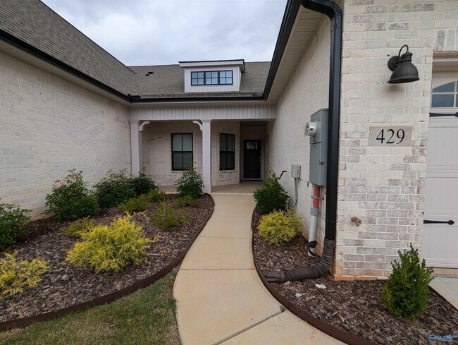 Foto del edificio - 429 Raleigh Elm Dr