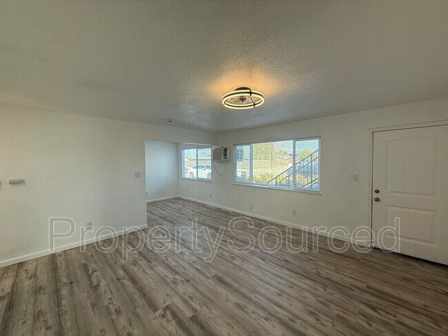 Foto del edificio - 911 E H St