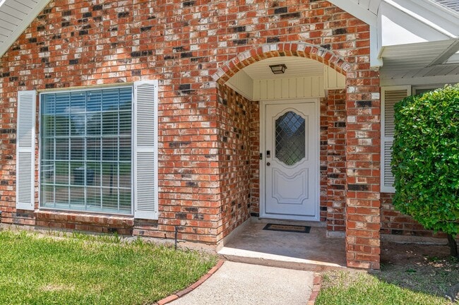 Building Photo - 1554 Westbury Dr