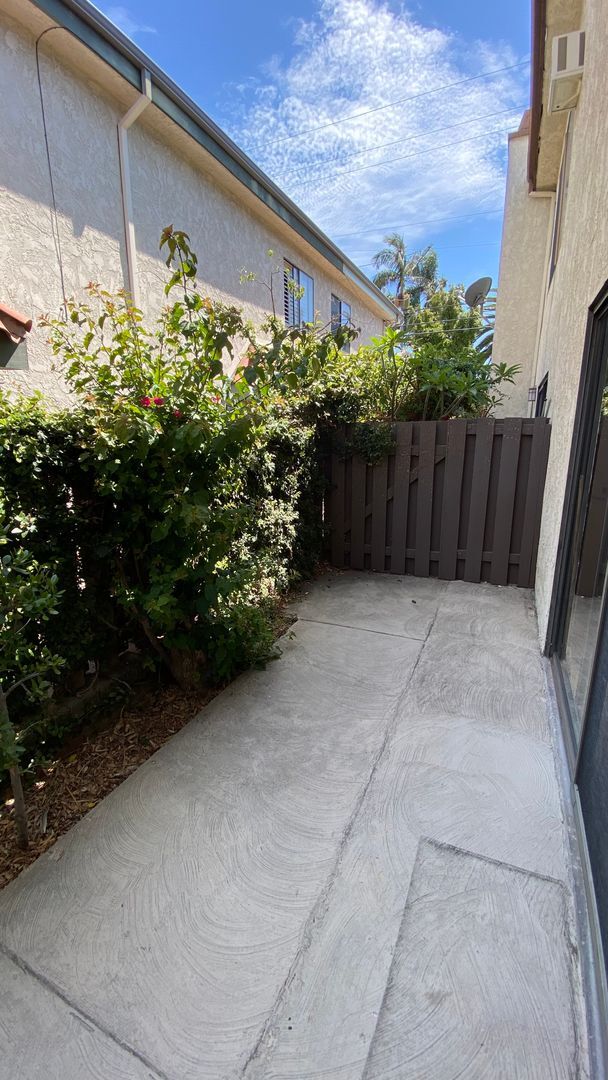 Building Photo - Spacious and Renovated Santa Monica Townho...