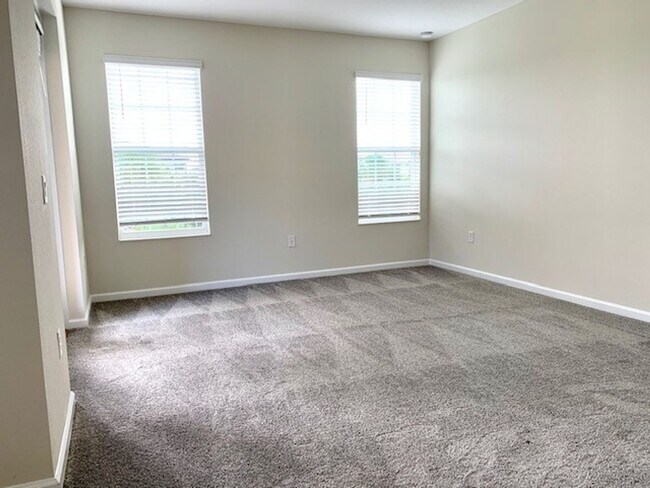 Building Photo - 5 Bedroom / 3 Bath Town home with 2 car ga...