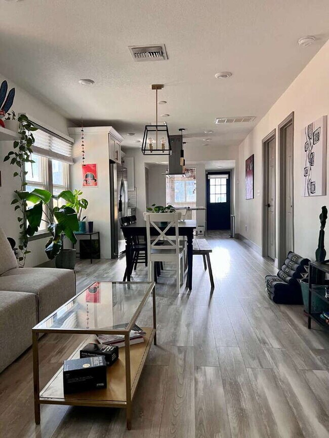 Foto del edificio - "Charming 2-Bed, 2-Bath Gem in the Heart of St. Petersburg – 1100 Sq. Ft. of Comfort!"