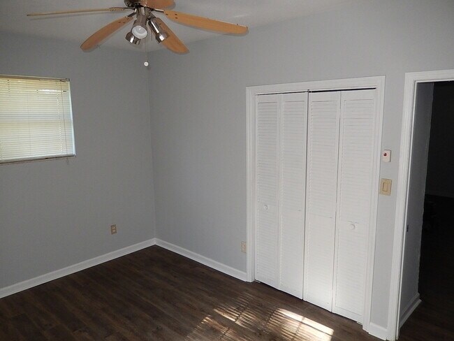 Foto del edificio - RENOVATED 4/2 House w/ Large Yard, Wood Floors, Screen Porch, Game Room/Office, & More! $2550/mon...