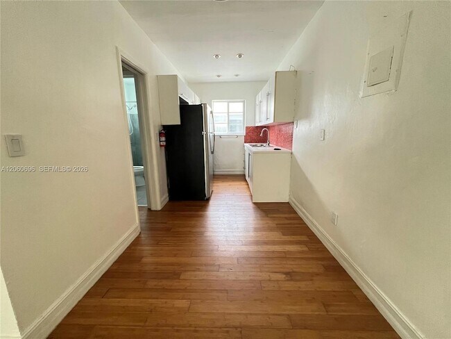 Foto del edificio - 7315 Byron Ave