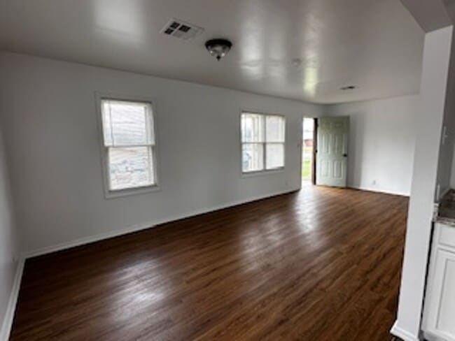 Building Photo - NEWLY UPDATED 3 BEDROOM HOUSE IN SULPHUR F...