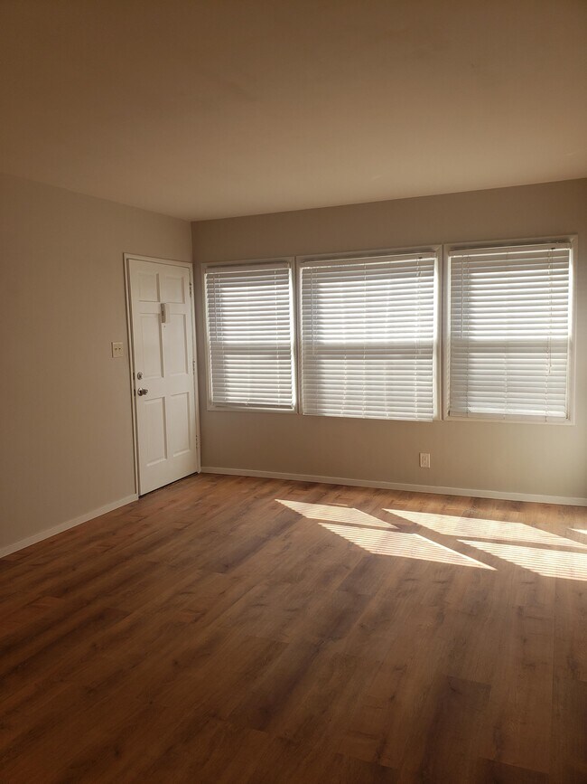 Foto del edificio - 7057 W Manchester Ave