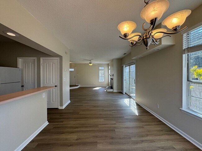 Foto del edificio - Welcome to this beautifully renovated detached condo!