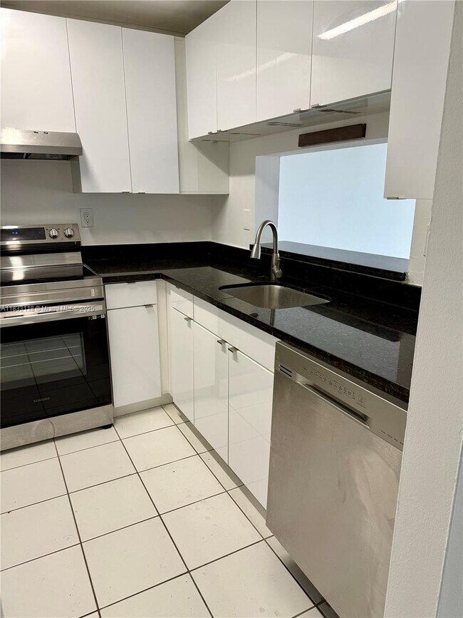 Foto del edificio - 492 NW 165th St