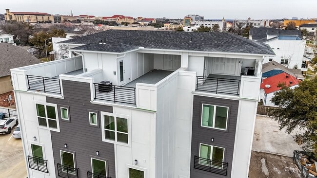 Foto del edificio - 2400 Benbrook Dr