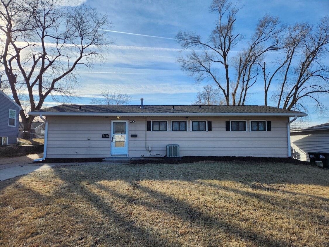 3 bed, 2 bath, 1 car garage Newly remodeled with fenced backyard! - 3 bed, 2 bath, 1 car garage Newly remodeled with fenced backyard!