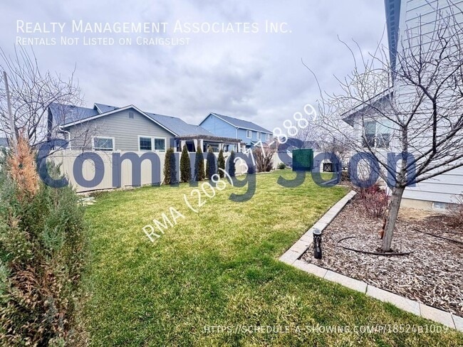 Building Photo - 6059 N Silver Spruce Ave