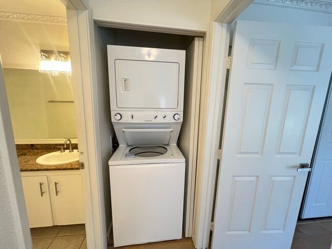 Building Photo - Newly Renovated 1 Bed/1 Bath, Loft Upstairs, Las Vegas Strip Adjacent & Centrally Located!