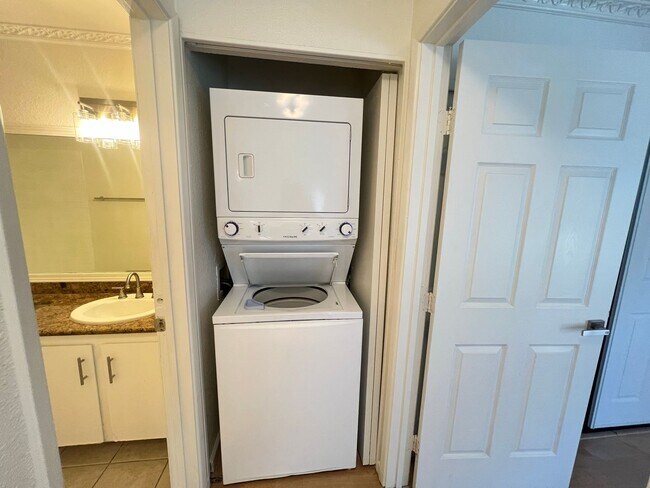 Foto del edificio - Newly Renovated 1 Bed/1 Bath, Loft Upstairs, Las Vegas Strip Adjacent & Centrally Located!