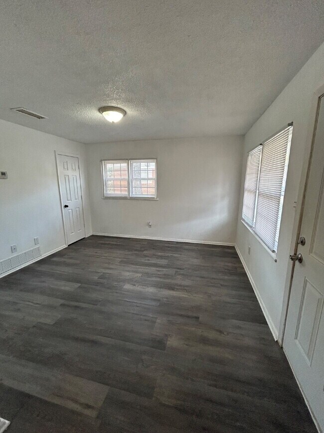 Foto del edificio - 3311 Kingsbury St