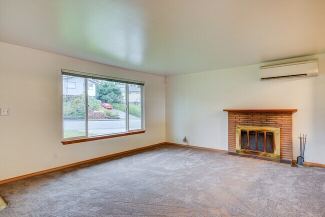 Foto del edificio - 4 Bed 2 bath Home in the Heart of Oak Harbor