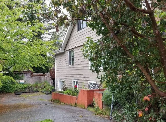 Building Photo - 17211-17212 12th Ave NE