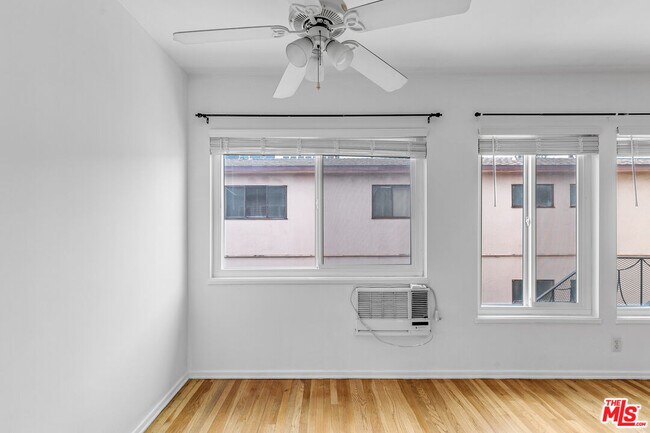 Foto del edificio - 1248 Barry Ave