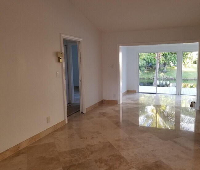 Foto del edificio - 332 NW 47th Ave