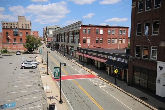 Building Photo - 70 Main St