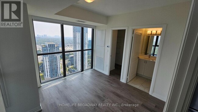 Photo du bâtiment - 325 Yorkland Blvd