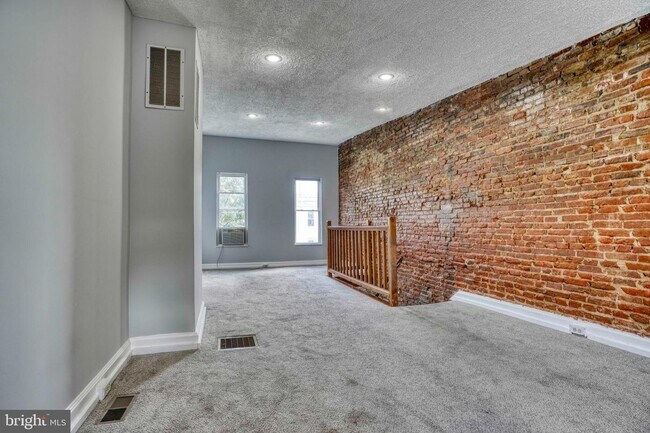 Building Photo - 530 S Bond St