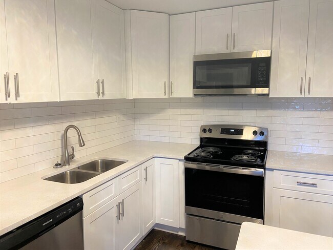 Building Photo - 2555 Mellville Ave