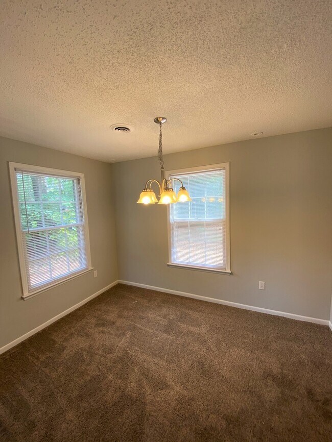 Building Photo - JUST LISTED