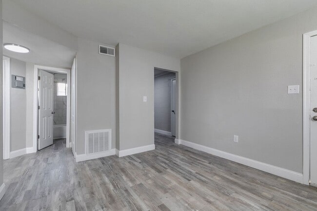 Interior Photo - 1901-1915 Whitcomb