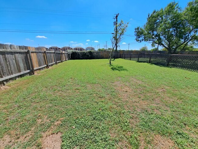 Foto del edificio - 1112 Leslie Cir