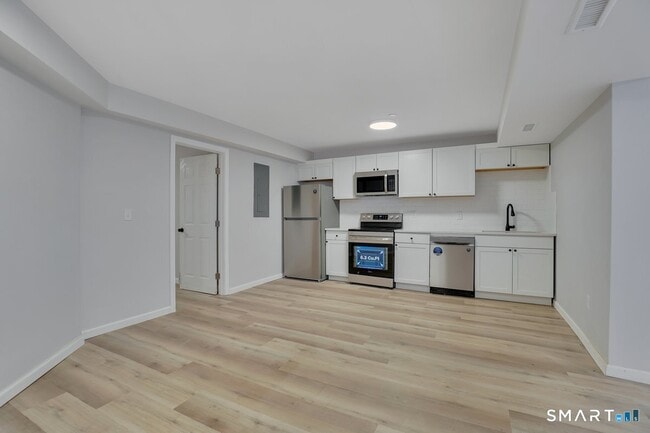 Building Photo - 192 Hartford Rd