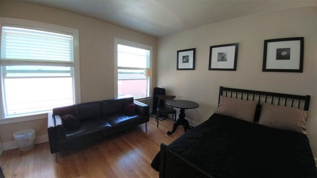 Building Photo - Studio, 1 bath House - 905 NE 43rd St, #209
