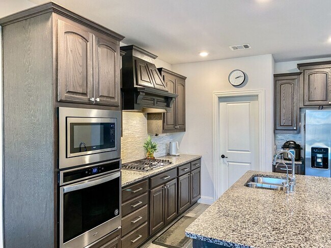 Foto del edificio - Immaculate 4 Bedroom Home In Westridge! Av...