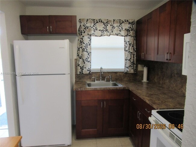 Foto del edificio - 8285 Sunrise Lakes Blvd