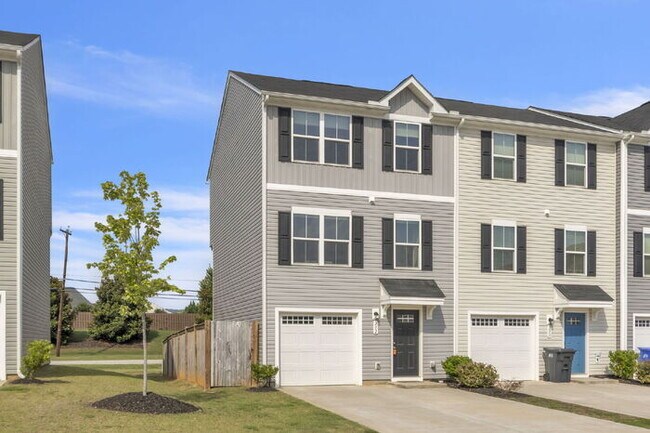 Foto del edificio - Modern 3BR Townhome with Bonus Room Near F...