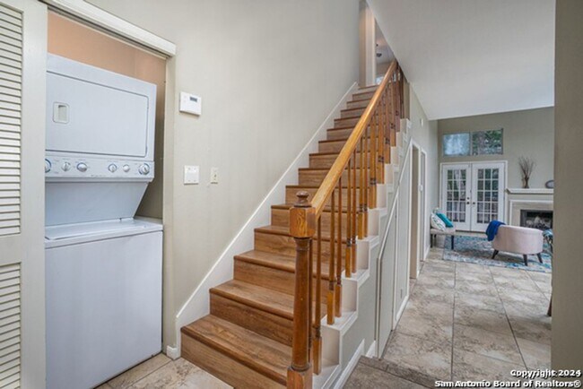 Building Photo - Alamo Townhouse!