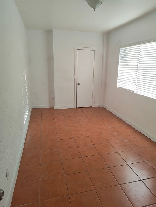Foto del edificio - Available Now!