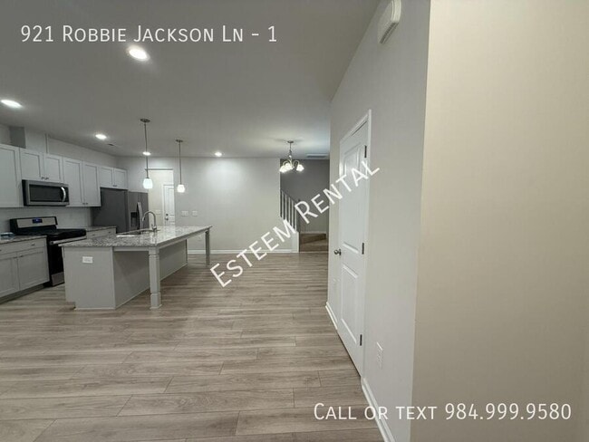 Foto del edificio - 921 Robbie Jackson Ln